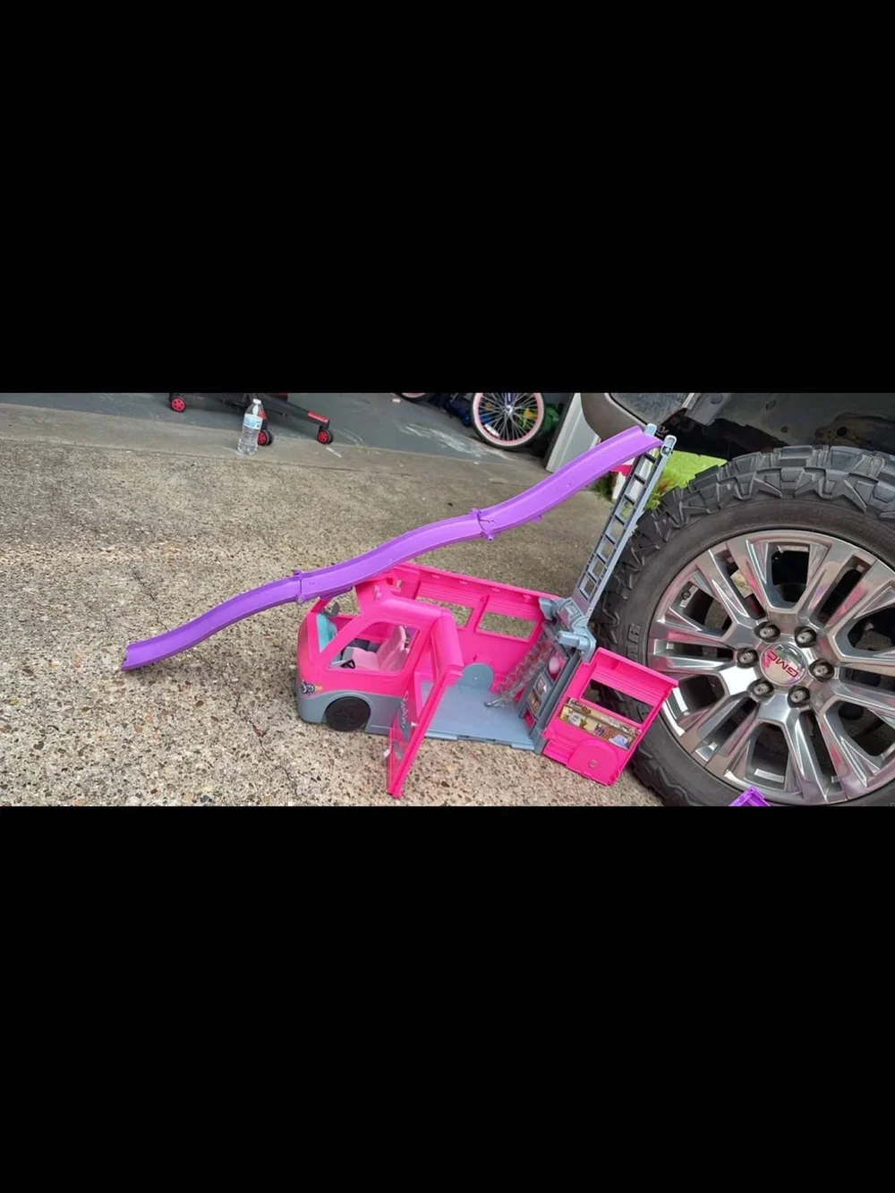 Barbie camper - comes with barbies!!